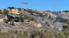 Foto yang menampilkan pemandangan umum area yang terbakar di Distrik L'Estaque, Marseille, selatan Prancis pada 9 Juli 2025, setelah kebakaran hutan melanda daerah yang dekat dengan pusat kota pelabuhan Meditteranean. (Viken KANTARCI/AFP)