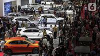 Suasana pameran otomotif Indonesia International Motor Show (IIMS) Hybrid 2022 di JIEXPO, Kemayoran Jakarta Pusat, Kamis (31/3/2022). Pameran yang resmi dibuka hari ini digelar selama dua pekan ke depan. (Liputan6.com/Johan Tallo)