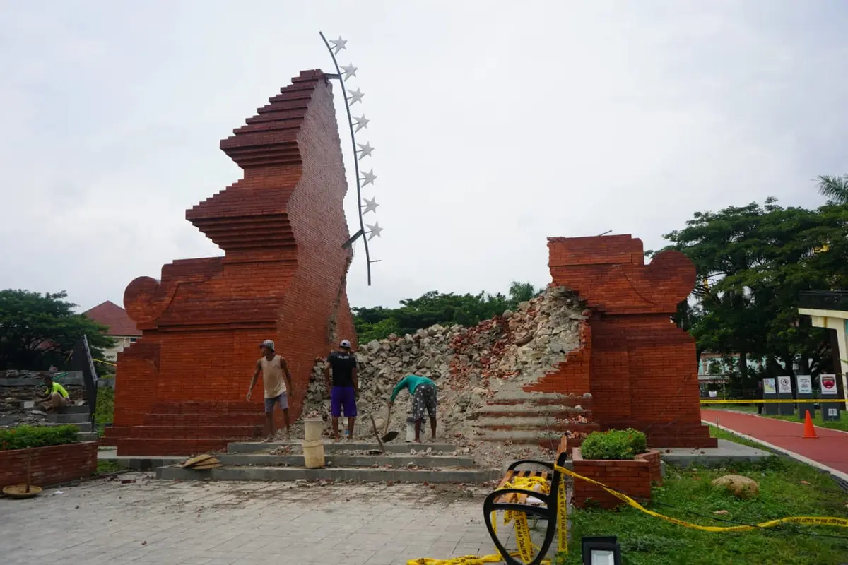 Diresmikan Saat Hari Pahlawan, Bangunan Candi Bentar di Taman Pataraksa Cirebon Ambruk
