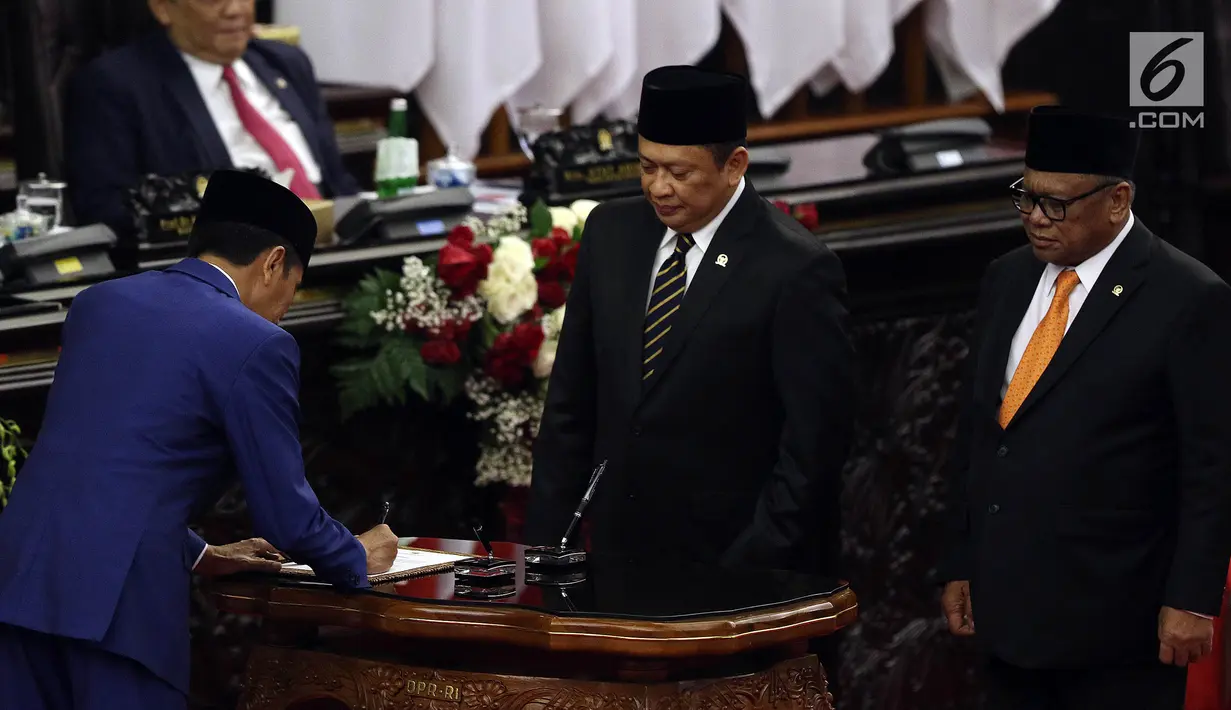 Presiden Joko Widodo menandatangani RUU tentang APBN TA 2020 beserta Nota Keuangan dan pendukungnya disaksikan Ketua DPR Bambang Soesatyo dan Ketua DPD Oesman Sapta Odang dalam Sidang Paripurna di Gedung DPR, Jakarta, Jumat (16/8/2019). (Liputan6.com/JohanTallo)
