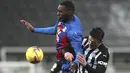 Penyerang Crystal Palace, Christian Benteke dan bek Newcastle United, Ciaran Clark bersaing memperebutkan bola dalam pekan ke-22 Liga Inggris di St. James Park, Rabu (3/2/2021) dini hari WIB. Newcastle dikalahkan oleh Crystal Palace dengan skor 1-2. (AP Photo/Scott Heppell/Pool)