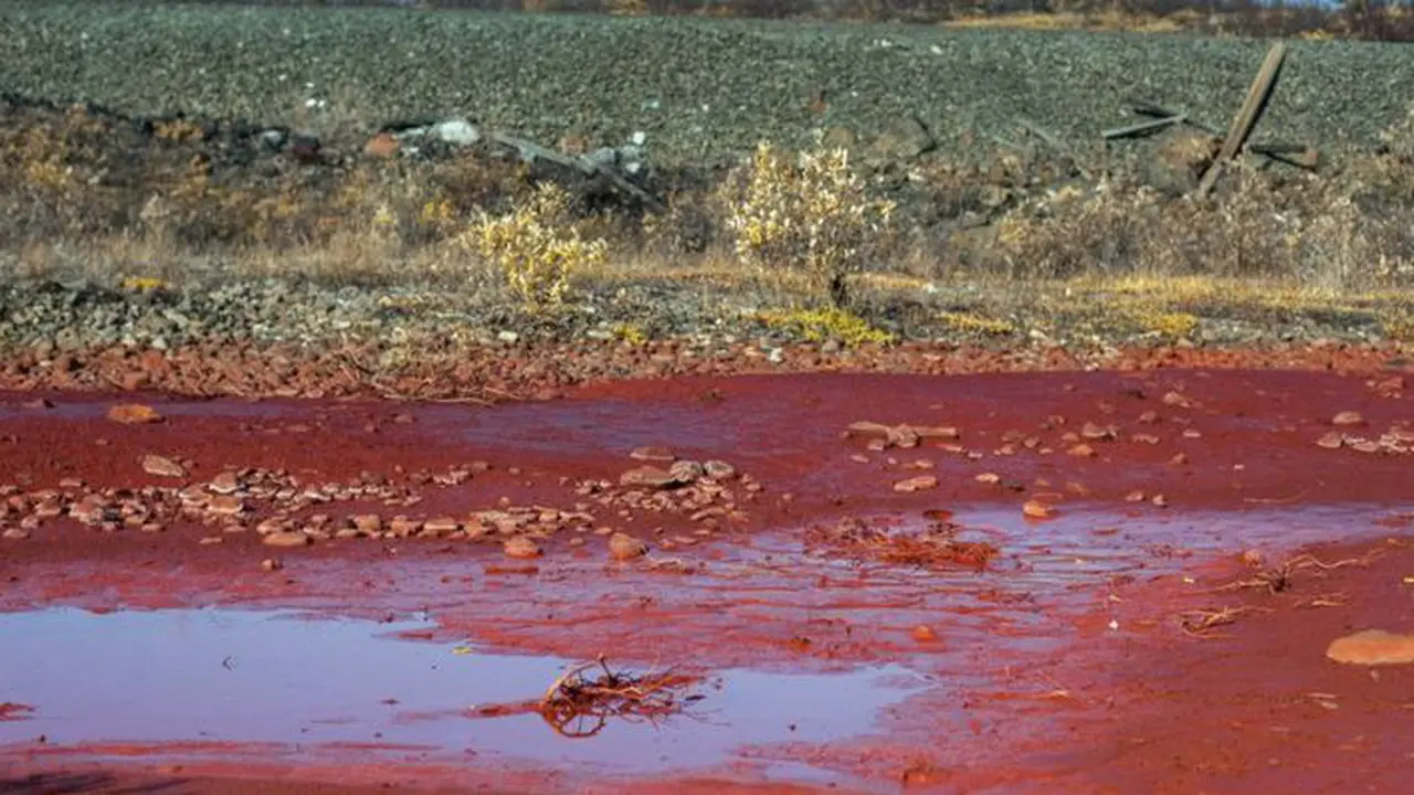 Berubahnya warna Sungai Daldykan menjadi merah darah akibat tumpahan di salah satu pabrik Norilsk Nickel 