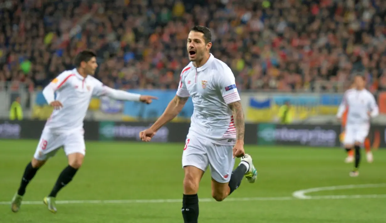 Ekspresi pemain Sevilla, Vitolo, setelah mencetak gol ke gawang Shakhtar dalam laga leg pertama semifinal Liga Europa di Stadion Arena Lviv, Lviv, Ukraina, Jumat (29/4/2016) dini hari WIB. (AFP/Genya Savilov)