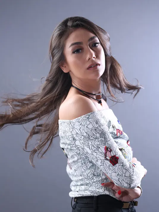 Tidak sedikit yang mencoba menenangkan. "Sabar syggg.. biarin aja mahh org yg suka nyinyir.. gak ad untungnya juga d prhatiin.. trus brkarya aja.. @celine_evangelista" tulis erna_faushe. (Foto Eksklusif/Febio Hernanto/Bintang.com)