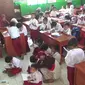 Siswa SD di Bogor belajar di kelas dengan situasi yang tidak kondusif. Ini menyusul ambruknya ruang kelas di sekolah tersebut. (Liputan6.com/Achmad Sudarno)