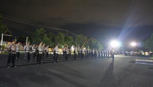 300 personel Brimob menuju Kabupaten Lumajang diterjunkan dalam rangkah antisipasi ancaman bahaya erupsi Gunung Semeru. (Liputan6.com/Dian Kurniawan)