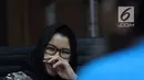 Terdakwa gratifikasi pemberian izin lokasi perkebunan kelapa sawit, Rita Widyasari saat menyimak keterangan saksi pada sidang lanjutan di Pengadilan Tipikor, Jakarta, Rabu (23/5). Sidang mendengar keterangan saksi. (Liputan6.com/Helmi Fithriansyah)