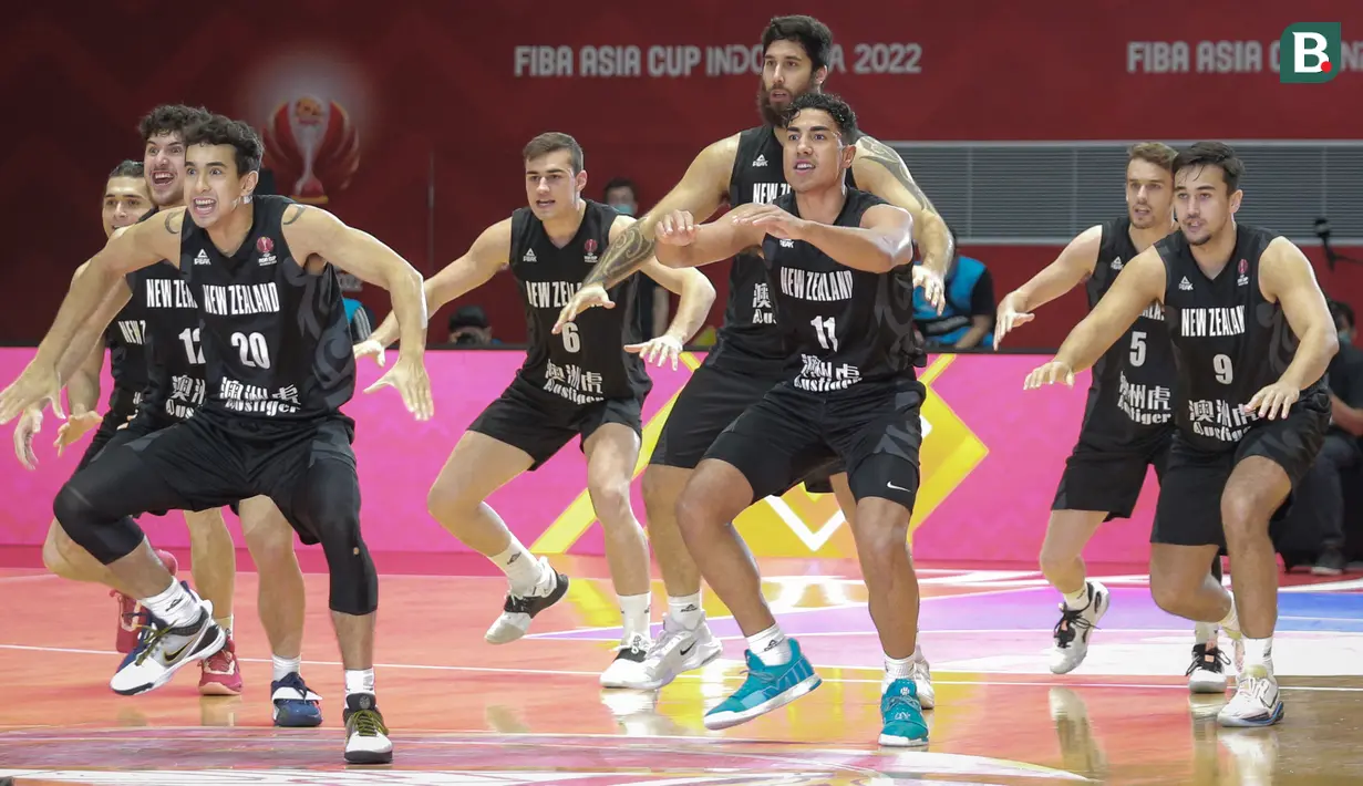Timnas Basket Selandia Baru melakukan tarian tradisional Haka sebelum laga perebutan juara ketiga FIBA Asia Cup 2022 melawan Timnas Basket Yordania di Istora Senayan, Jakarta, Minggu (24/07/2022). (Bola.com/Bagaskara Lazuardi)