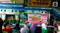 Petugas kesehatan menyuntikan vaksin COVID-19 kepada seorang warga di Balai RW 02, Jati Padang, jakarta Selatan, selasa (28/06/20222). Vaksinasi ini diselenggarakan Polsek Pasar Minggu, dalam rangka HUT Bhayangkara Ke-76. (merdeka.com/Arie Basuki)