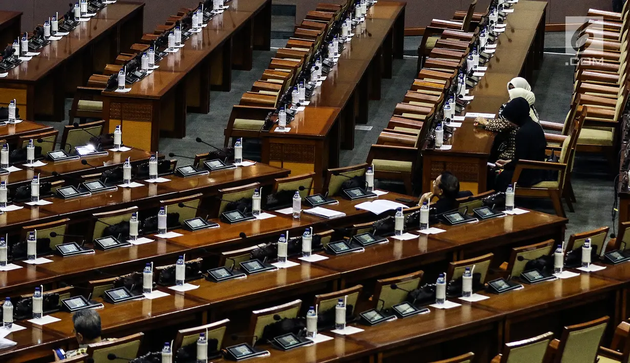 Suasana rapat paripurna ke-22 masa persidangan V Tahun 2018-2019 di Kompleks Parlemen, Jakarta, Selasa (16/7/2019). Salah satu agenda yang dibahas adalah pembacaan surat Presiden Joko Widodo atau Jokowi atas pertimbangan permohonan amnesti untuk Baiq Nuril. (Liputan6.com/JohanTallo)