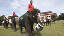 Sejumlah gajah bermain sepak bola dengan badan dilukis bendera peserta Piala Dunia 2018 di Ayutthaya, Selasa (12/6/2018). Kegiatan yang dilakukan Sekolah Ayutthaya Wittayalai ini dilakukan untuk memeriahkan Piala Dunia. (AP/Sakchai Lalit)