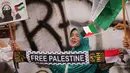 Seorang pengunjuk rasa meneriakkan slogan-slogan dalam unjuk rasa memperingati dua tahun perang di Gaza, di luar Kedutaan Besar Amerika Serikat di Jakarta, Selasa 7 Oktober 2025. (AP Photo/Achmad Ibrahim)
