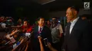 Ketum Partai Gerindra Prabowo Subianto (kiri) dan Agus Harimurti Yudhoyono (AHY) memberi keterangan usai menjenguk Ketum Partai Demokrat Susilo Bambang Yudhoyono (SBY) di RSPAD, Jakarta, Rabu (18/7). SBY dirawat karena kelelahan. (Merdeka.com/Imam Buhori)