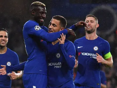 Para pemain Chelsea merayakan gol yang dicetak Tiemoue Bakayoko ke gawang Qarabag pada laga Liga Champions di Stadion Stamford Bridge, London, Selasa (12/9/2017). Chelsea menang 6-0 atas Qarabag. (AFP/Ben Stansall)