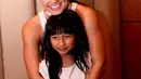 Agnez Mo bersama sang keponakan Chloe X. (Foto: WImbarsana/Bintang.com)
