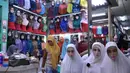 Model busana muslim yang disediakan di salah satu kios pusat perbelanjaan di Jakarta Pusat, Rabu (3/6/2015). Jelang memasuki bulan suci Ramadan, warga mulai ramai berburu busana muslim. (Liputan6.com/Johan Tallo)