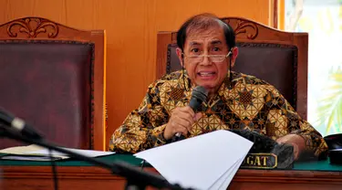 Mantan Dirjen Pajak, Hadi Poernomo menjalani sidang perdana praperadilan di PN Jakarta Selatan, Senin (18/5/2015). Hadi Poernomo membacakan permohonannya dan menggugat status tersangka terkait kasus pajak Bank BCA. (Liputan6.com/Yoppy Renato)