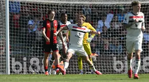 Pemain Manchester United, Rasmus Hojlund, berselebrasi setelah menjebol gawang Bournemouth pada lanjutan Liga Inggris di Stadion Vitality, Minggu (27/4/2025). (Glyn Kirk / AFP)