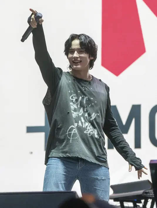 Huening Kai dari Tomorrow X Together tampil pada hari ketiga Festival Musik Lollapalooza di Grant Park, Chicago, Amerika Serikat, 30 Juli 2022. (Photo by Amy Harris/Invision/AP)