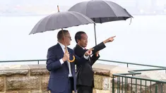 Presiden Indonesia Joko Widodo atau Jokowi (kanan) menunjuk saat bersama Perdana Menteri Australia Anthony Albanese melihat Sydney Harbour dari Admiralty House di Sydney, Australia, Selasa (4/7/2023). Jokowi melakukan kunjungan tiga hari ke Australia. (Lisa Maree Williams/Pool Photo via AP)