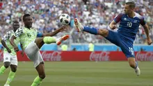 Duel pemain Nigeria, John Obi Mikel (kiri) dan pemain Islandia, Gylfi Sigurdsson pada laga grup D Piala Dunia 2018 di Volgograd Arena, Volgograd, Rusia, (22/6/2018). Nigeria menang 2-0. (AP/Darko Vojinovic)