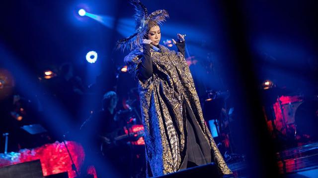 6 Gaya Melly Goeslaw dengan Aksesoris Kepala yang Nyentrik