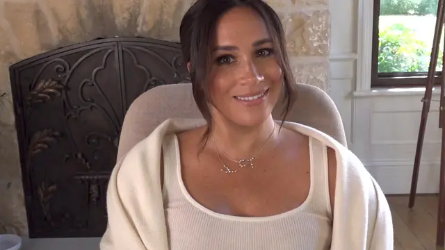 Gaya Santai Meghan Markle Berpadu dengan Kalung Zodiak Seharga Rp50 Juta