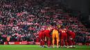 Pemain Liverpool melakukan briefing sebelum laga putaran kelima Piala FA 2023/2024 melawan Southampton di Anfield, Liverpool, Inggris, Kamis (29/02/2024) WIB. (AFP/Paul Ellis)