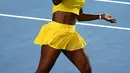 Petenis AS, Serena Williams berusaha mengembalikan bola pukulan Agnieszka Radwanska pada semifinal Australia Open 2016 di Melbourne Park (28/1/2016). Serena menang 6-0 6-4 atas Agnieszka. (REUTERS/Jason O'Brien)