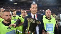 Pelatih Juventus Massimiliano Allegri memamerkan trofi Coppa Italia 2016-2017. (AFP/Andreas Solaro)