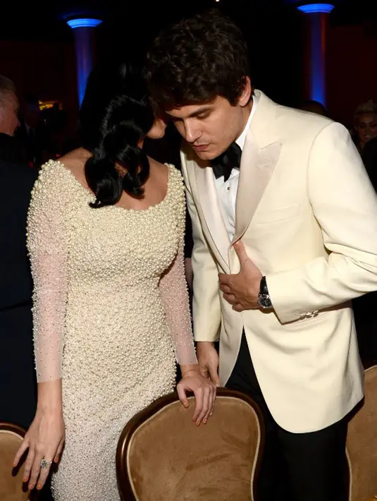 Sumber juga mengatakan, usaha John begitu keras ketika dirinya diketahui merebutnya dengan memberikan bunga, menuliskan lagu dan puisi. (AFP/Bintang.com)