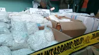 Polisi mengungkap pabrik pembuatan pil PCC di Tangerang (Liputan6.com/ Pramita Tristiawati)