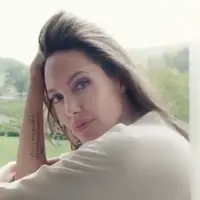 Angelina Jolie dan Brad Pitt memang belum resmi bercerai, dan sampai saat ini keduanya masih menjalani proses tersebut. Sempat menghilang usai menggugat cerai Pitt, kini Jolie kembali berkarier  di dunia hiburan. (doc.aceshowbiz.com)