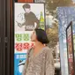 Yang ini, dia foto bareng poster Gong Yoo untuk iklan sebuah minuman. Ibu satu anak ini tampak serius melihat ketampanan aktor kesayangannya. (Foto: Instagram/ putrimarino)