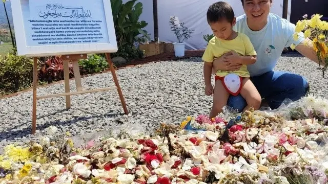 6 Momen Baim Wong Ziarah ke Makam Eril Putra Ridwan Kamil, Ajak Kiano
