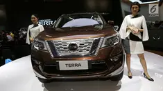 Sales Promotion Girls (SPG) atau model bersanding di samping mobil Nissan Terra berkapasitas mesin 2.500cc yang ditampilkan di Gaikindo Indonesia International Auto Show (GIIAS) 2018 di ICE BSD, Tangsel Kamis (2/8). (Liputan6.com/Fery Pradolo)