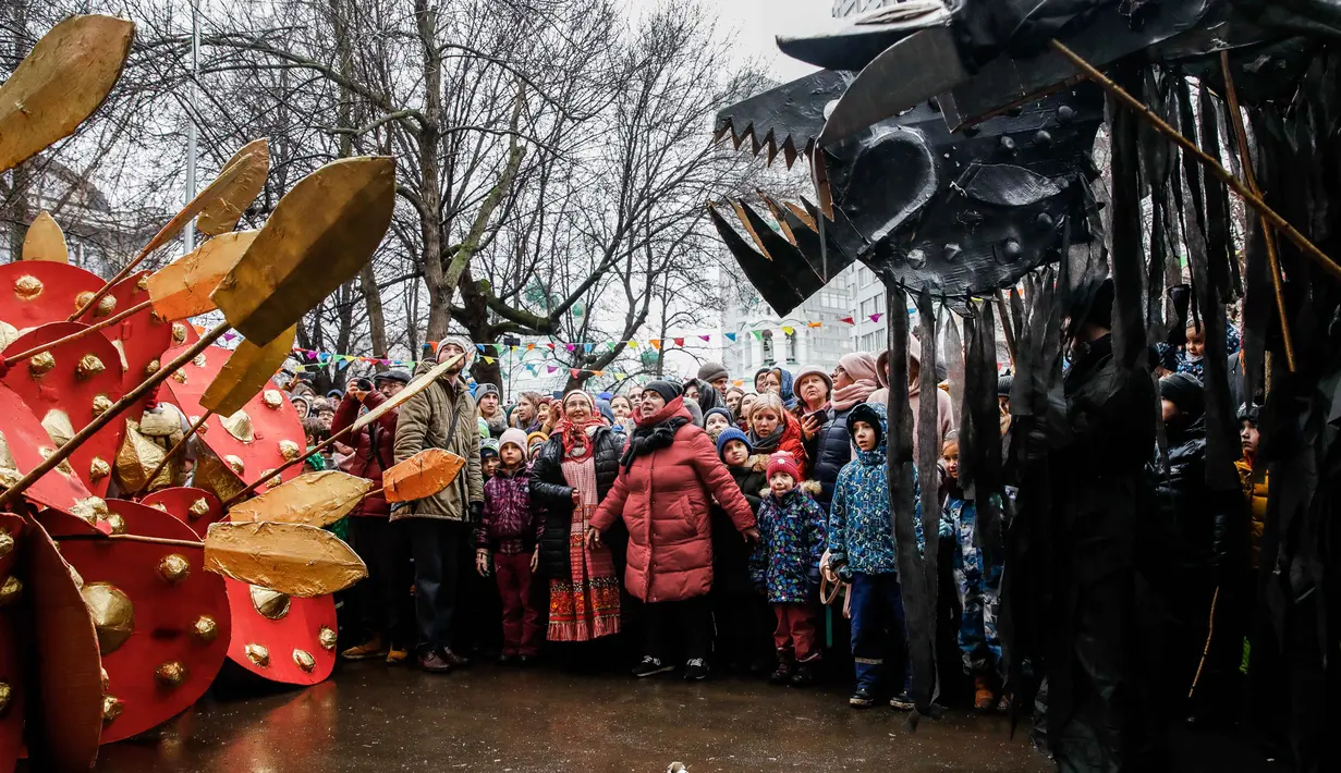 Para pelajar dan guru mereka berpartisipasi dalam perayaan Maslenitsa di Moskow tengah, Rusia, pada 27 Februari 2020. Maslenitsa adalah hari libur tradisional di Rusia untuk merayakan awal musim semi. (Xinhua/Maxim Chernavsky)