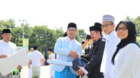 Gubernur Jawa Barat Ridwan Kamil memberikan hadiah kepada para juara lomba Musabaqah Qira'atil Kutub (MQK) tingkat Provinsi Jawa Barat.