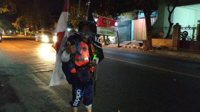 Aksi Tukang Tambal Ban Asal Tulungagung Berjalan Mundur ke Jakarta