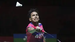 Pebulutangkis Tunggal Putra Indonesia, Chico Aura Dwi Wardoyo mengembalikan kok ke arah Angus Ng Ka Long dari Hong Kong pada pertandingan semifinal Indonesia Masters 2023 di Istora Senayan, Jakarta, Jumat (27/1/2023). Chico Aura akan bertanding melawan Jonatan Christie di babak final. (AP Photo/Tatan Syuflana)