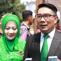 "Memberi restu saja sudah lebih dari cukup. Kalau mempelai disalamin, didoain, sudah luar biasa," tutur Emil. (Adrian Putra/Bintang.com)