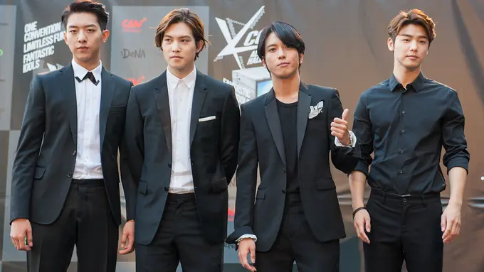 [Bintang] CNBLUE Nyanyi Bareng Fans di Music Connection