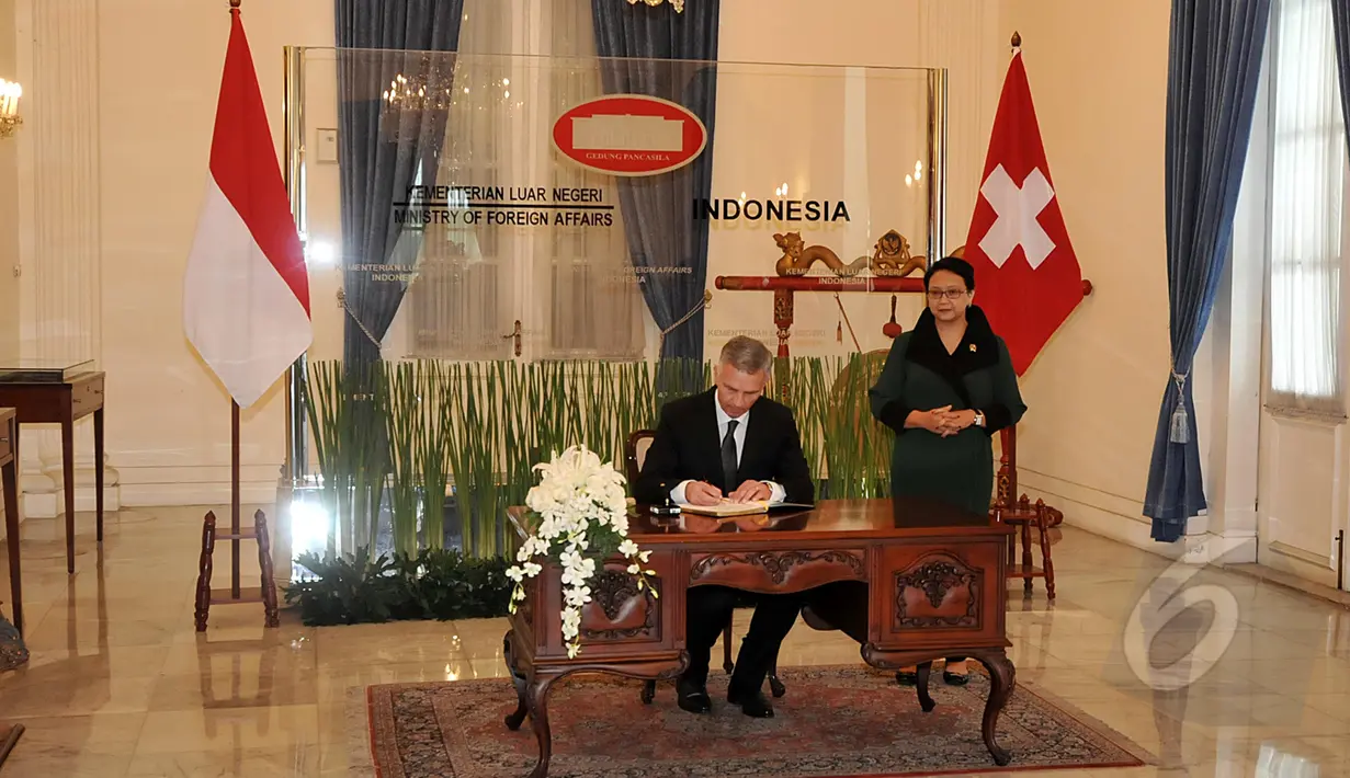 Menteri Luar Negeri Swiss Didier Burkhalter saat berkunjung ke Indonesia bertemu MenluRetno L.P. Marsudi, Jakarta, Senin (16/3/2015). Keduanya bertemu untuk membahas berbagai isu bilateral antar kedua negara. (Liputan6.com/Johan Tallo) 