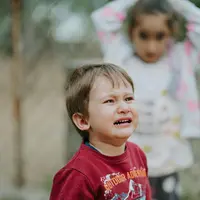Orangtua sering kali lupa memperhatikan keadaan mood si kecil saat berpergian hingga mereka menjadi mudah tantrum. (Foto/dok: Pexels/Mehmet Altıntaş)