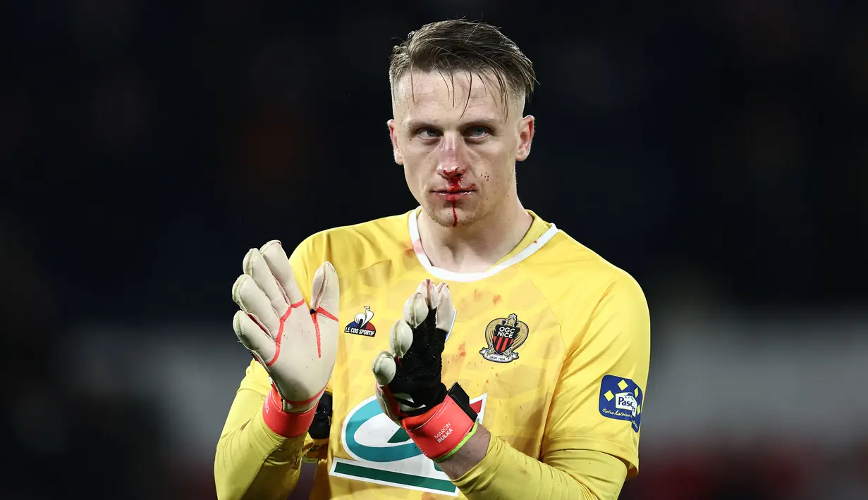 Kiper Nice, Marcin Bulka memberikan tepuk tangan dengan hidung yang berdarah setelah laga perempat final Coupe de France 2023/2024 melawan PSG di Stadion Parc des Princes, Paris, Prancis, Kamis (14/03/2024) dini hari WIB. Nice kalah dengan skor 1-3. (AFP/Franck Fife)