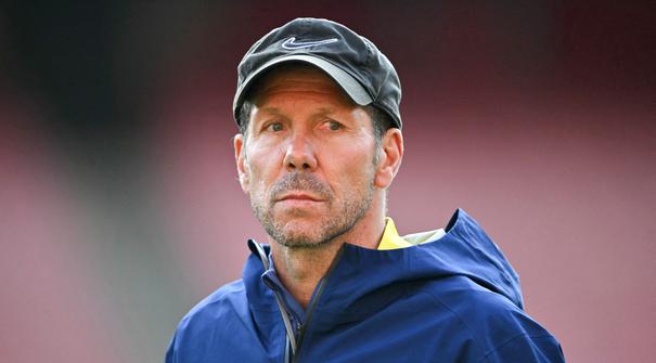 Diego Simeone tampak serius memimpin sesi latihan Atletico Madrid jelang mennghadapi Arsenal pada leg kedua semifinal Liga Champions 2025/2026. Duel ini digelar di Emirates Stadium. (AFP/Glyn Kirk)