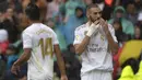 Striker Real Madrid, Karim Benzema, merayakan gol yang dicetaknya ke gawang Levante pada laga La Liga Spanyol di Stadion Santiago Bernabeu, Madrid, Sabtu (14/9). Madrid menang 3-2 atas Levante. (AFP/Curto De La Torre)