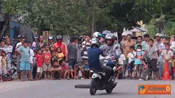 Citizen6, Sidrap: Aksi tersebut sangat berbahaya dan di lakukan oleh orang yang sudah berpengalaman di saksikan ratusan warga yang ada di Kelurahan Lautang Benteng, Kecamatan Maritenggae, Kabupaten Sidrap, Jumat (27/1). (Pengirim: Abdi Mantaring)