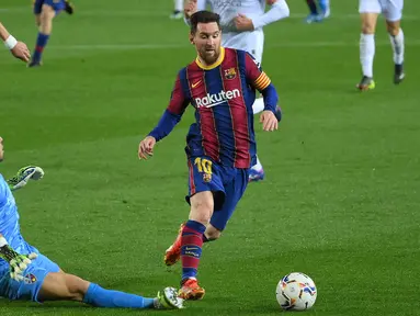Messi menang dikenal punya dribel ajaib. Dia bisa melakukan gerakan-gerakan sulit dalam ruang sempit untuk melewati lawan. Tapi, dia bukanlah raja dribel yang sesungguhnya. (Foto: AFP/Lluis Gene)