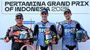Pembalap dari tim BK8 Gresini Racing, Fermin Aldeguer (tengah), pembalap dari tim Red Bull KTM Factory Racing, Pedro Acosta (kiri), dan pembalap dari tim BK8 Gresini Racing, Alex Marquez, merayakan kemenangan di podium usai meraih kemenangan pada balapan MotoGP Indonesia 2025 di Sirkuit Mandalika, Lombok, pada Minggu (5/10/2025). (AFP/Sonny Tumbelaka). (AFP/Sonny Tumbelaka).